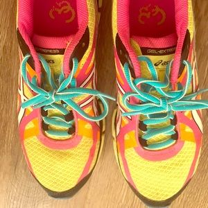 ASICS tennis shoes 7.5